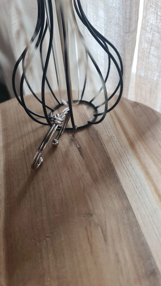 Bracciale rigido nodo